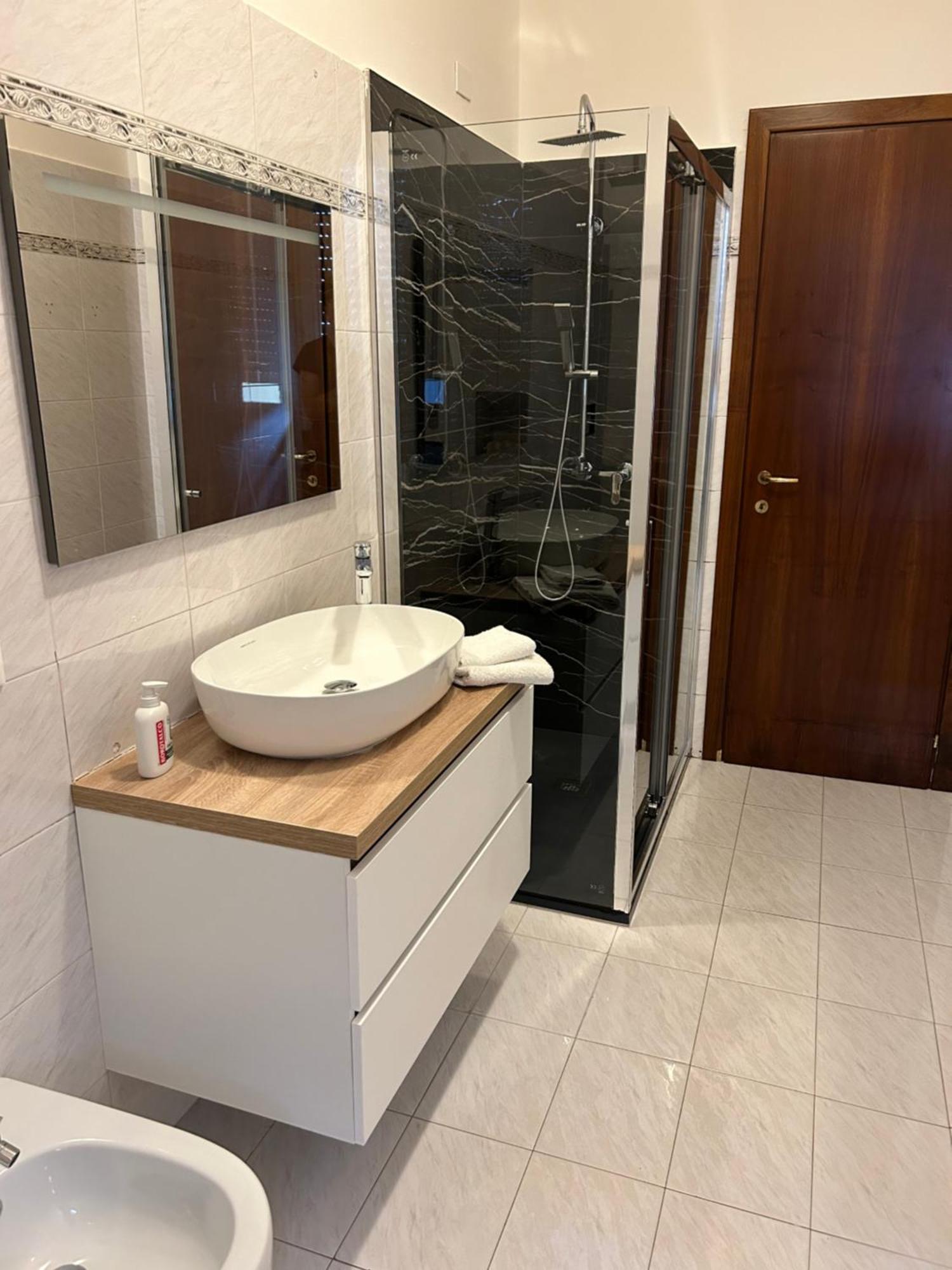Bed and Breakfast Bed Station -Self Check In- Бергамо Экстерьер фото